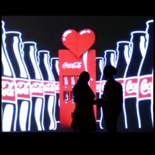 BINTEO: Αυτό τo μηχάνημα αυτόματης πώλησης εμφανίζεται μόνο σε ζευγάρια